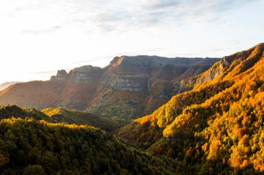 Puigsacalm tepesinde sonbahar gündoğumu, La Garrotxa, Kuzey İspanya.