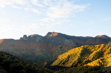 Puigsacalm tepesinde sonbahar gündoğumu, La Garrotxa, Kuzey İspanya.