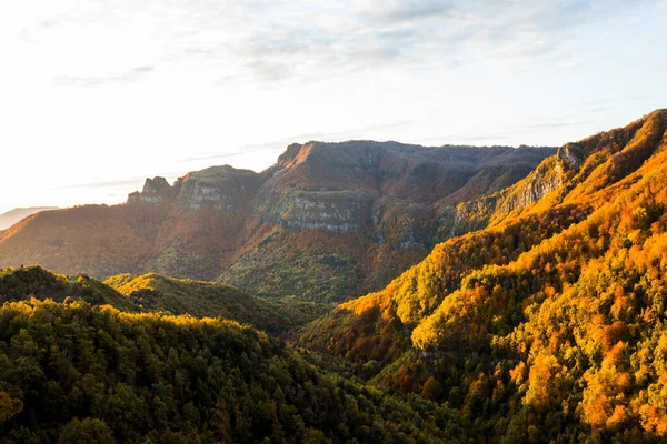 Puigsacalm tepesinde sonbahar gündoğumu, La Garrotxa, Kuzey İspanya.