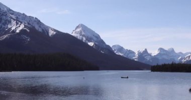 Yaz manzarası ve Maligne Gölü 'nde kayak yapan ve balık tutan insanlar, Jasper Ulusal Parkı, Kanada