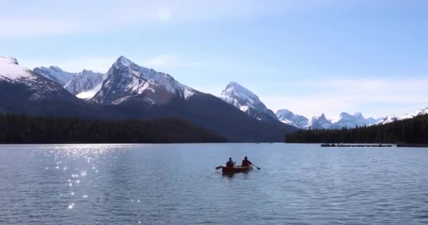 Summer Landscape People Kayaking Fishing Maligne Lake Jasper National Park — Vídeo de Stock