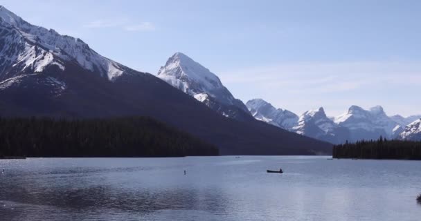 Summer Landscape People Kayaking Fishing Maligne Lake Jasper National Park — Video Stock