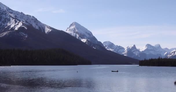 Summer Landscape People Kayaking Fishing Maligne Lake Jasper National Park — Vídeo de Stock