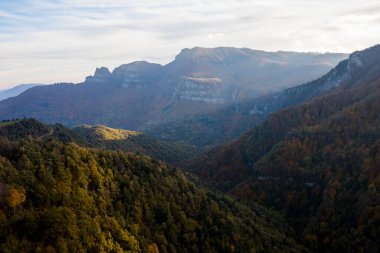 Puigsacalm tepesinde sonbahar günbatımı, La Garrotxa, Kuzey İspanya.