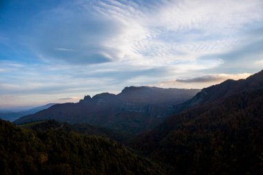 Puigsacalm tepesinde sonbahar günbatımı, La Garrotxa, Kuzey İspanya.