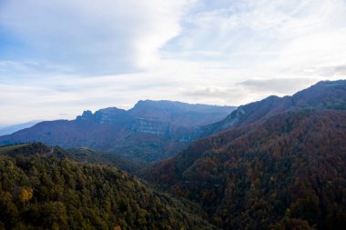 Puigsacalm tepesinde sonbahar günbatımı, La Garrotxa, Kuzey İspanya.
