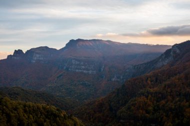 Puigsacalm tepesinde sonbahar günbatımı, La Garrotxa, Kuzey İspanya.