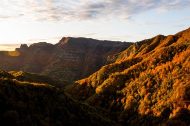Puigsacalm tepesinde sonbahar gündoğumu, La Garrotxa, Kuzey İspanya.