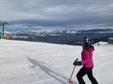 MASELLA, İspanya - 14 Aralık 2020; La Masella, Pyrenees, İspanya 'da koruma maskeleriyle kayak yapan kız