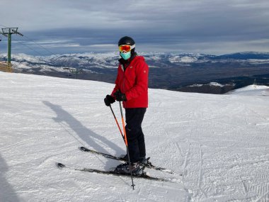 MASELLA, İspanya - 14 Aralık 2020, La Masella, Pyrenees, İspanya 'da koruma maskeleriyle kayak yapan insanlar