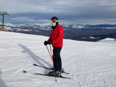 MASELLA, İspanya - 14 Aralık 2020, La Masella, Pyrenees, İspanya 'da koruma maskeleriyle kayak yapan insanlar