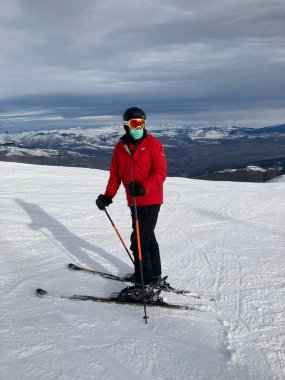 MASELLA, İspanya - 14 Aralık 2020, La Masella, Pyrenees, İspanya 'da koruma maskeleriyle kayak yapan insanlar