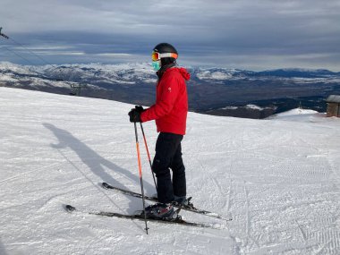MASELLA, İspanya - 14 Aralık 2020, La Masella, Pyrenees, İspanya 'da koruma maskeleriyle kayak yapan insanlar