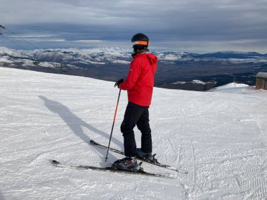 MASELLA, İspanya - 14 Aralık 2020, La Masella, Pyrenees, İspanya 'da koruma maskeleriyle kayak yapan insanlar