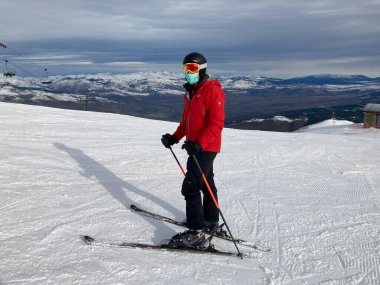 MASELLA, İspanya - 14 Aralık 2020, La Masella, Pyrenees, İspanya 'da koruma maskeleriyle kayak yapan insanlar