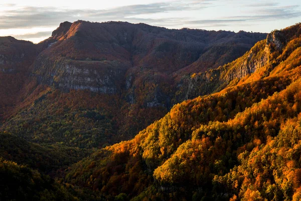 西班牙北部La Garrotxa Puigsacalm峰的秋日日出 — 图库照片