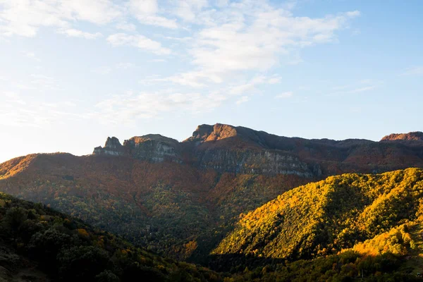 Puigsacalm tepesinde sonbahar gündoğumu, La Garrotxa, Kuzey İspanya.
