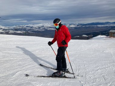MASELLA, İspanya - 14 Aralık 2020, La Masella, Pyrenees, İspanya 'da koruma maskeleriyle kayak yapan insanlar