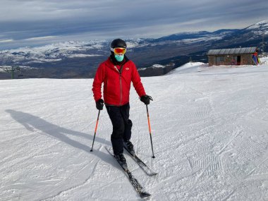 MASELLA, İspanya - 14 Aralık 2020, La Masella, Pyrenees, İspanya 'da koruma maskeleriyle kayak yapan insanlar