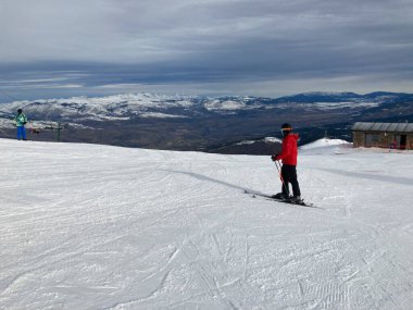 MASELLA, İspanya - 14 Aralık 2020, La Masella, Pyrenees, İspanya 'da koruma maskeleriyle kayak yapan insanlar