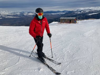 MASELLA, İspanya - 14 Aralık 2020, La Masella, Pyrenees, İspanya 'da koruma maskeleriyle kayak yapan insanlar