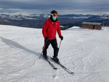 MASELLA, İspanya - 14 Aralık 2020, La Masella, Pyrenees, İspanya 'da koruma maskeleriyle kayak yapan insanlar