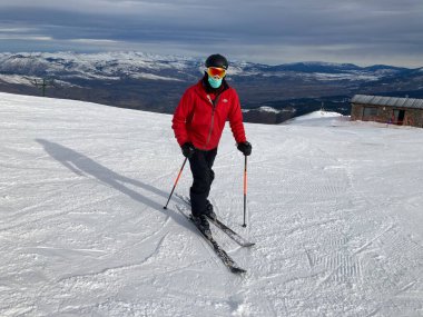 MASELLA, İspanya - 14 Aralık 2020, La Masella, Pyrenees, İspanya 'da koruma maskeleriyle kayak yapan insanlar