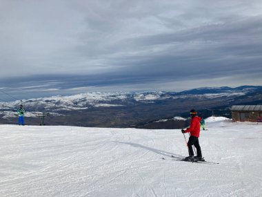 MASELLA, İspanya - 14 Aralık 2020, La Masella, Pyrenees, İspanya 'da koruma maskeleriyle kayak yapan insanlar