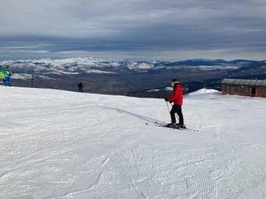 MASELLA, İspanya - 14 Aralık 2020, La Masella, Pyrenees, İspanya 'da koruma maskeleriyle kayak yapan insanlar