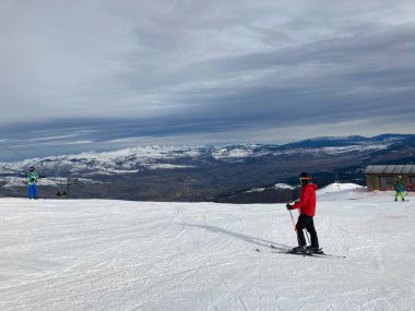 MASELLA, İspanya - 14 Aralık 2020, La Masella, Pyrenees, İspanya 'da koruma maskeleriyle kayak yapan insanlar