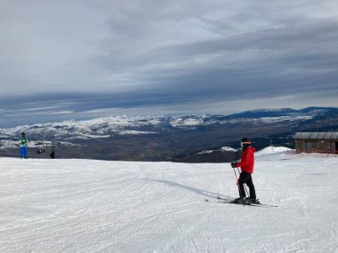 MASELLA, İspanya - 14 Aralık 2020, La Masella, Pyrenees, İspanya 'da koruma maskeleriyle kayak yapan insanlar