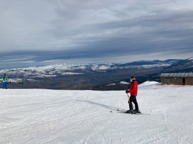 MASELLA, İspanya - 14 Aralık 2020, La Masella, Pyrenees, İspanya 'da koruma maskeleriyle kayak yapan insanlar