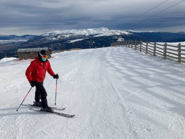 MASELLA, İspanya - 14 Aralık 2020, La Masella, Pyrenees, İspanya 'da koruma maskeleriyle kayak yapan insanlar