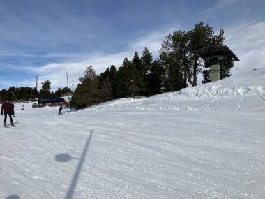 MASELLA, İspanya - 14 Aralık 2020, La Masella, Pyrenees, İspanya 'da koruma maskeleriyle kayak yapan insanlar