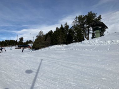 MASELLA, İspanya - 14 Aralık 2020, La Masella, Pyrenees, İspanya 'da koruma maskeleriyle kayak yapan insanlar