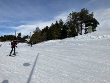 MASELLA, İspanya - 14 Aralık 2020, La Masella, Pyrenees, İspanya 'da koruma maskeleriyle kayak yapan insanlar