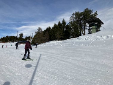 MASELLA, İspanya - 14 Aralık 2020, La Masella, Pyrenees, İspanya 'da koruma maskeleriyle kayak yapan insanlar