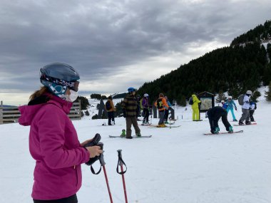 MASELLA, İspanya - 14 Aralık 2020; La Masella, Pyrenees, İspanya 'da koruma maskeleriyle kayak yapan kız