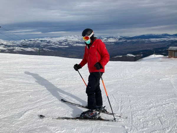 MASELLA, İspanya - 14 Aralık 2020, La Masella, Pyrenees, İspanya 'da koruma maskeleriyle kayak yapan insanlar