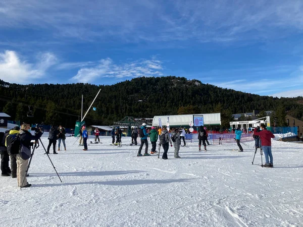 Masella スペイン 2020年12月14日 スペイン ピレネー山脈の保護マスクを持つ人々のスキーについてのメディア — ストック写真