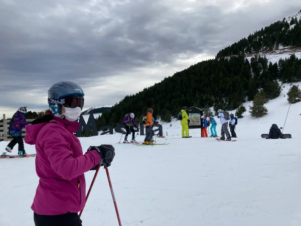 Masella Spanje December 2020 Meisjesskiën Met Beschermingsmaskers Masella Pyreneeën Spanje — Stockfoto