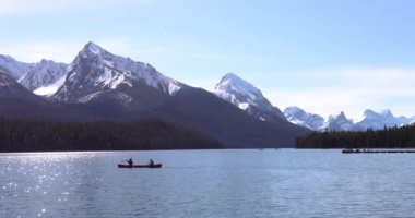 Yaz manzarası ve Maligne Gölü 'nde kayak yapan ve balık tutan insanlar, Jasper Ulusal Parkı, Kanada