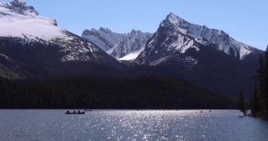Yaz manzarası ve Maligne Gölü 'nde kayak yapan ve balık tutan insanlar, Jasper Ulusal Parkı, Kanada