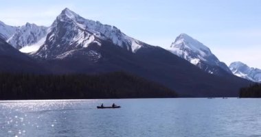 Yaz manzarası ve Maligne Gölü 'nde kayak yapan ve balık tutan insanlar, Jasper Ulusal Parkı, Kanada