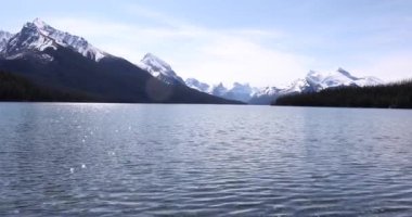 Yaz manzarası ve Maligne Gölü 'nde kayak yapan ve balık tutan insanlar, Jasper Ulusal Parkı, Kanada