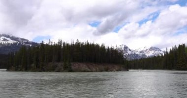 Kanada Jasper Ulusal Parkı 'nda yaz manzarası