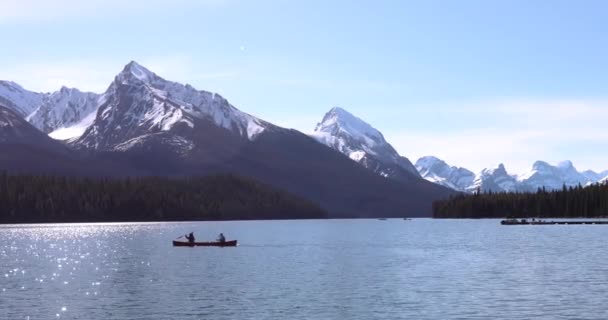 Summer Landscape People Kayaking Fishing Maligne Lake Jasper National Park — Video Stock