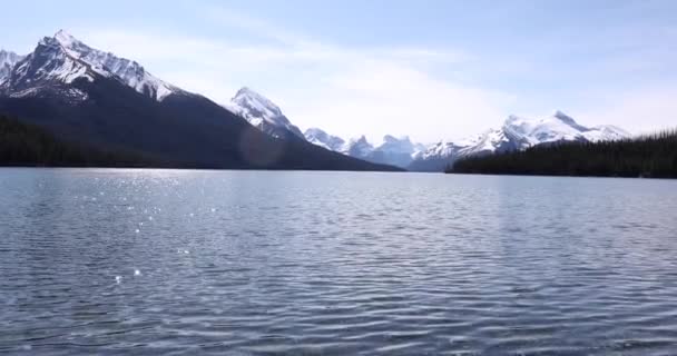 Summer Landscape People Kayaking Fishing Maligne Lake Jasper National Park — ストック動画