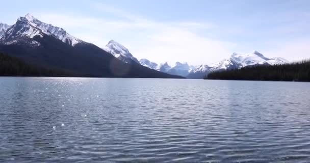 Summer Landscape People Kayaking Fishing Maligne Lake Jasper National Park — Vídeo de Stock