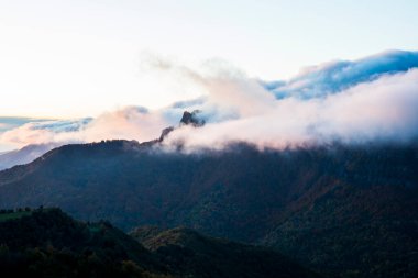 Puigsacalm tepesinde sonbahar gündoğumu, La Garrotxa, Kuzey İspanya.